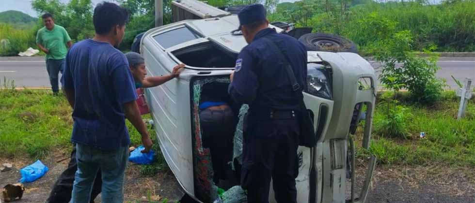 Conductora resulta lesionada tras volcar su vehículo en La Paz
