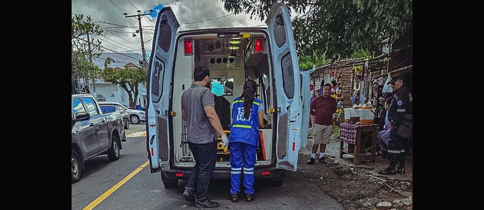 Auxilian a adulto mayor tras ser impactado por un auto en San Salvador