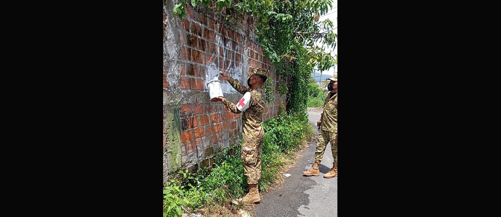 Militares borran grafiti de la MS en lotificación de Cuscatancingo