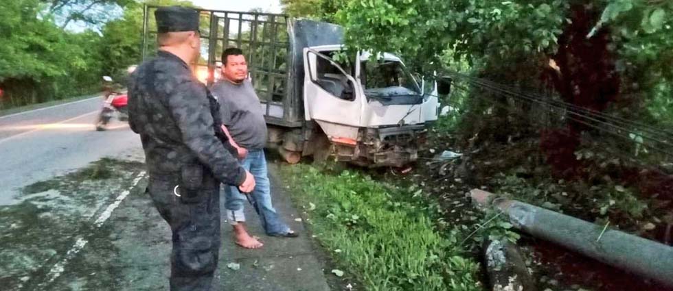 Rastra saca de la vía a un camión y choca contra un poste en San Vicente