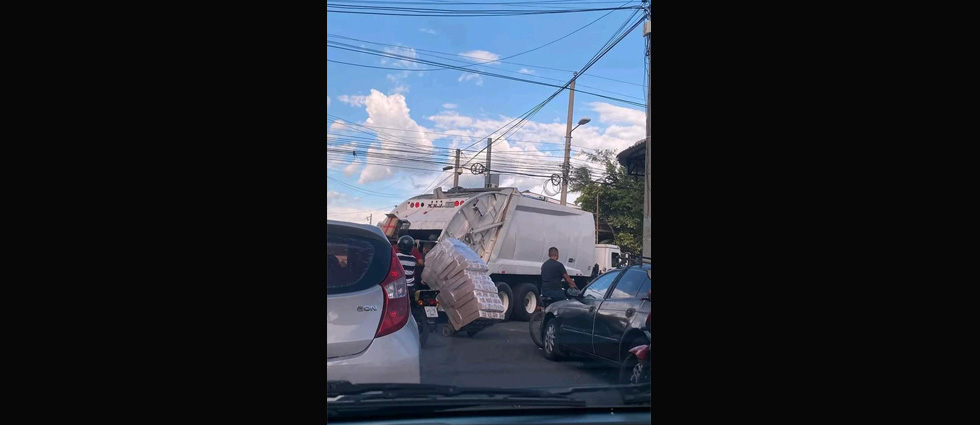 Camión recolector arrolla a hombre en San Miguel