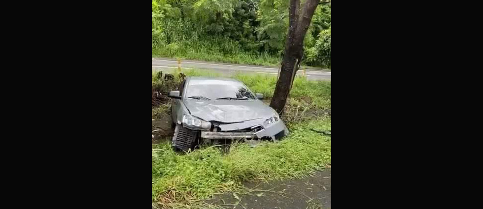 Automovilista choca contra un poste sobre la autopista a Comalapa