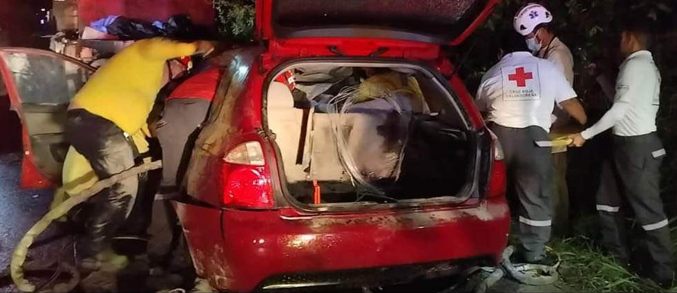 Mujer fallece tras chocar su auto contra un camión estacionado