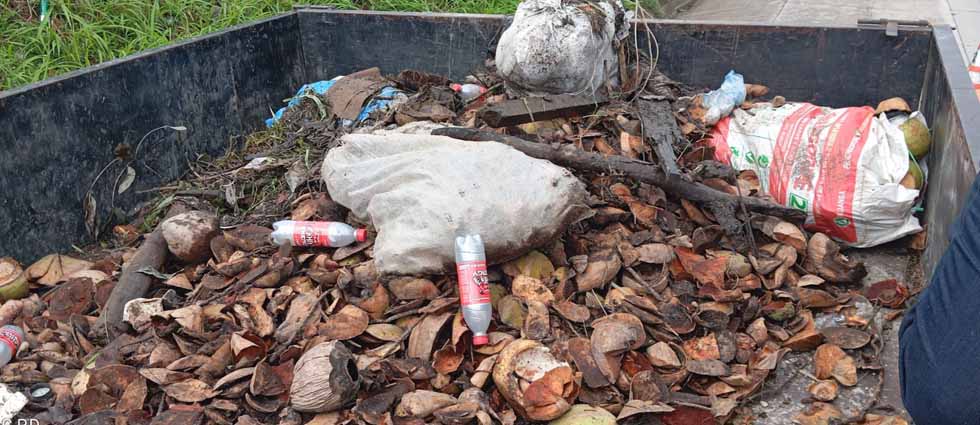 Extraen grandes cantidades de basura en drenajes en redondel de Apopa