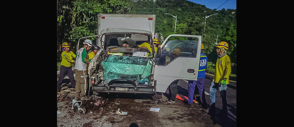 Conductor queda atrapado tras fuerte accidente en la autopista a Comalapa