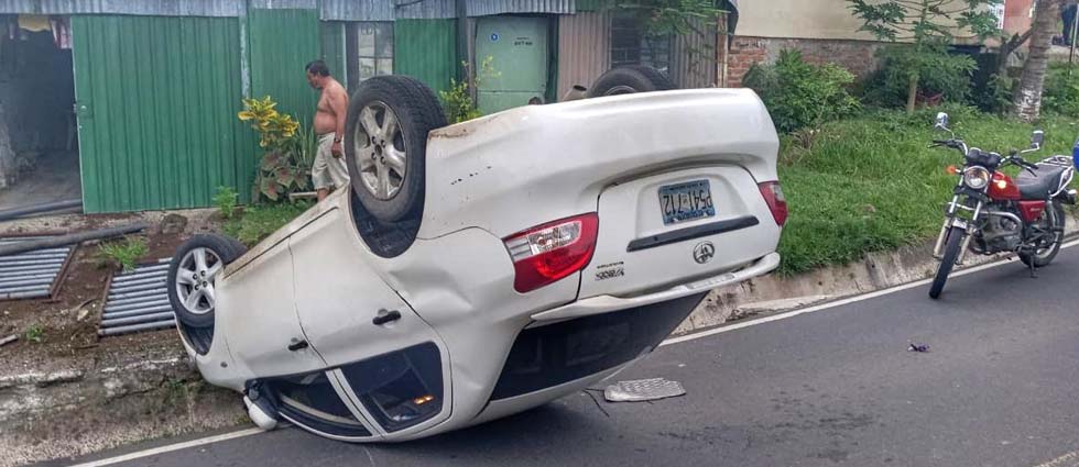 Reportan auto volcado carretera a Rosario a Mora