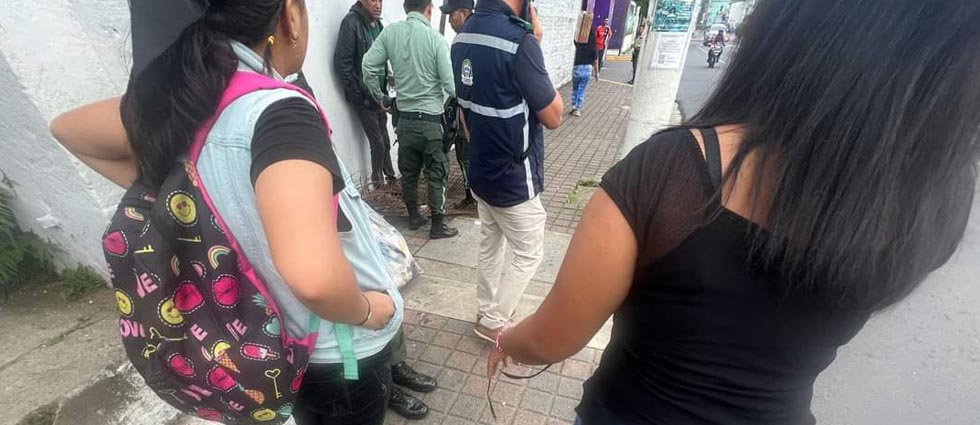 Entregan a la PNC a sujeto que seguía a dos menores en La Libertad