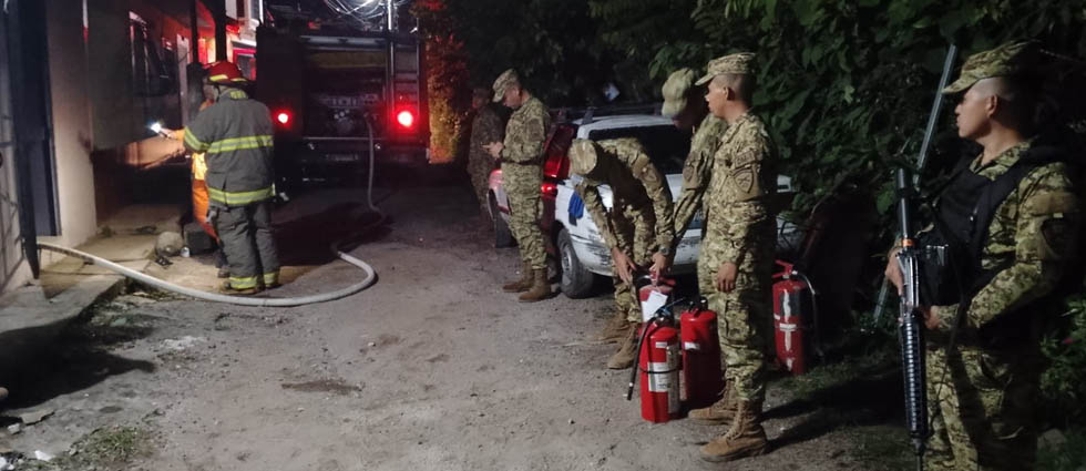 Militares auxilian a víctima de incendio en Chalatenango