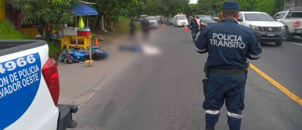 Motociclista que iba rebasando fallece tras accidente en Apopa