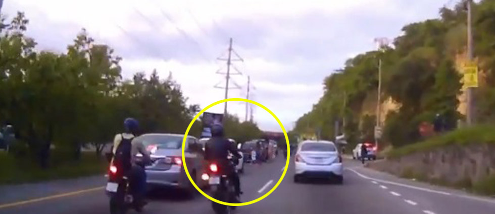 Denuncian a motociclista que casi arrolla a un padre y a su hija en Ilopango