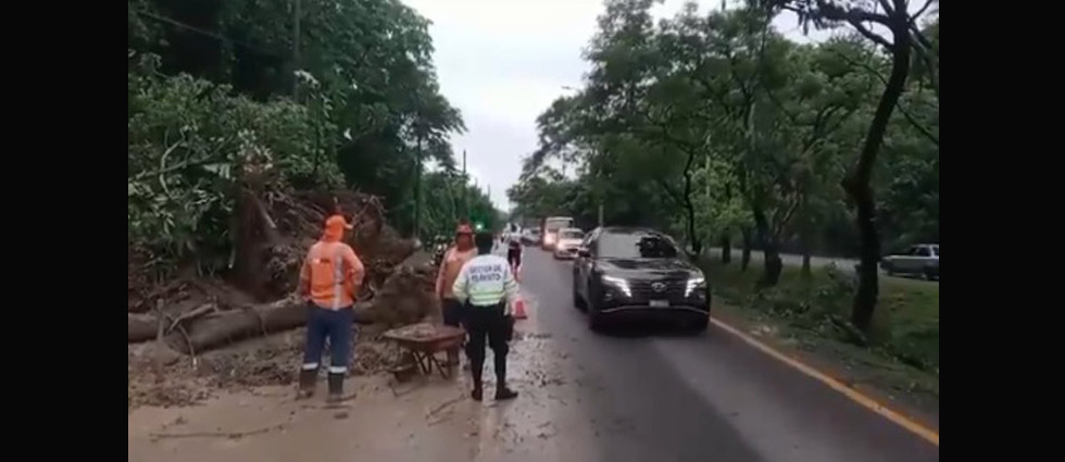 Trabajan por remover escombros provocados por lluvias en la carretera a Comalapa