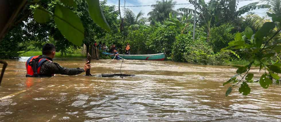 Soldados llevan hacia albergues a 14 familias tras inundaciones en el oriente del país
