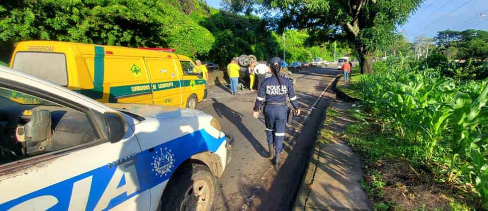 Reportan camioneta volcada sobre la carretera Panamericana