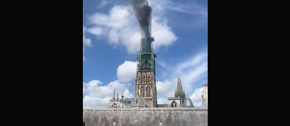 Se incendia la torre de la catedral francesa de Notre Dame en Rouen