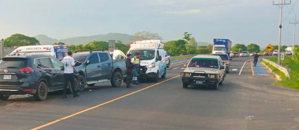 Conductor choca contra pick up al querer sobrepasar en La Libertad