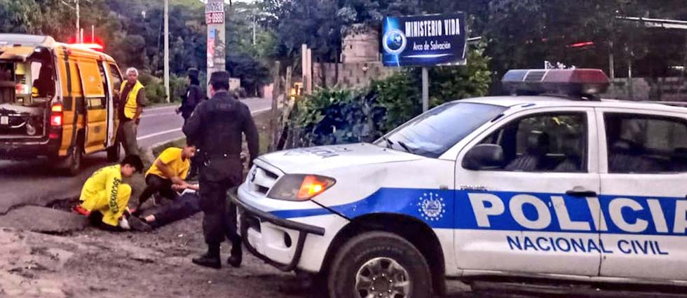 Conductor arrolla a hombre de la tercera edad en Santa Ana