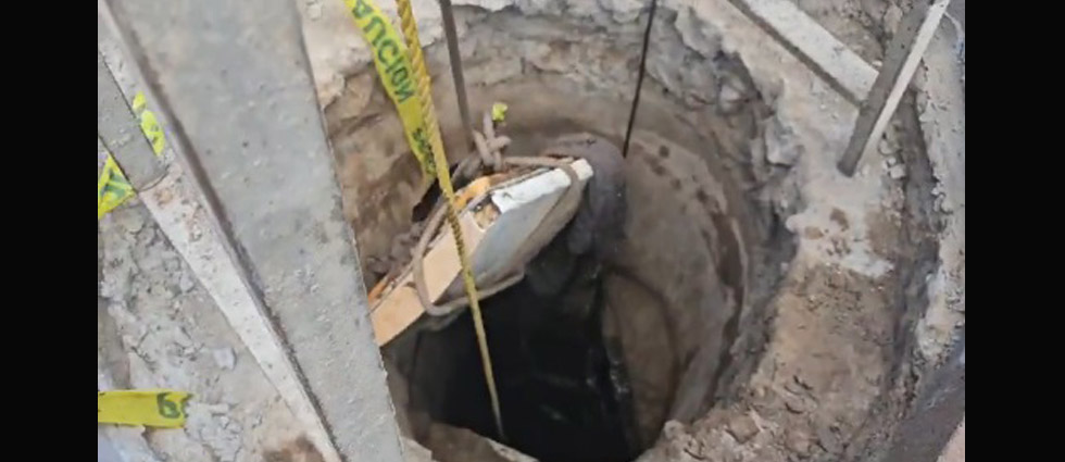 Sacan parte de un refrigerador y un colchón de cama de un drenaje obstruido en La Paz