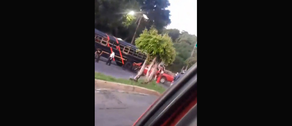 Un lesionado tras choque de pick up contra bus de la R-44 en la calle Zacamil, en cercanías de la UES