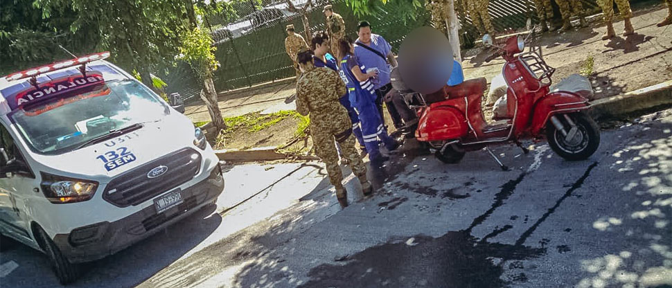 Auxilian a abuelito que se accidentó mientras se transportaba en su vespa