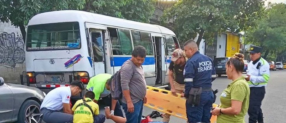Choque entre microbús y motocicleta deja a mujer lesionada en el centro de San Salvador