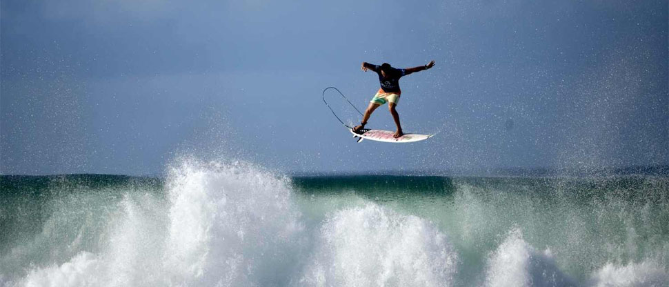 El surfista Bryan Pérez a la caza de la primera medalla olímpica para El Salvador