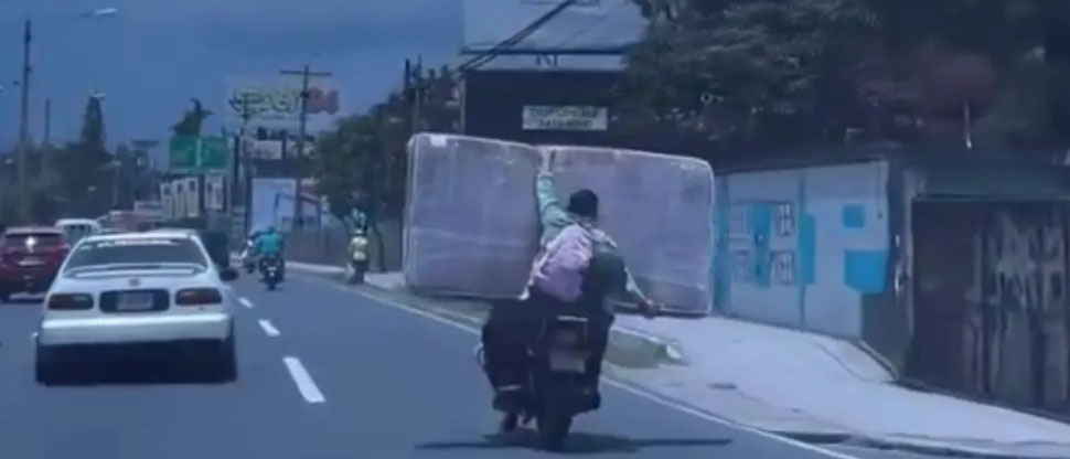 GUATEMALA: motociclista arriesga la vida de niña y una pasajera transportando un colchón