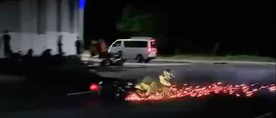 SACA CHISPAS: Motociclista se salva de morir tras sufrir aparatosa caída