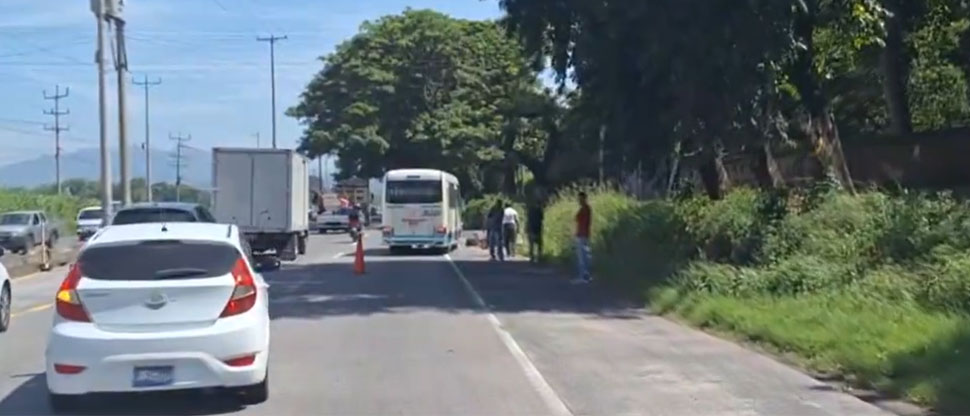 Microbús de la ruta 168 embiste a motociclista cerca del redondel Claudia Lars