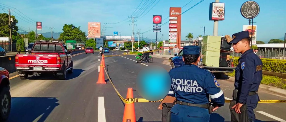 Motociclista fallece tras chocar a gran velocidad contra pick up estacionado a la orilla de la carretera