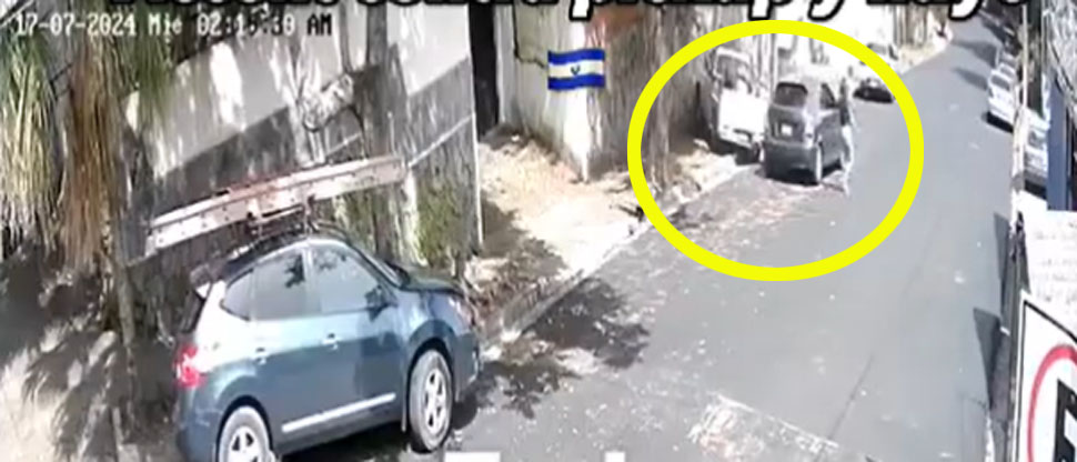 SE BUSCA: Captan a conductora que choca su carro contra un pick up y después escapa