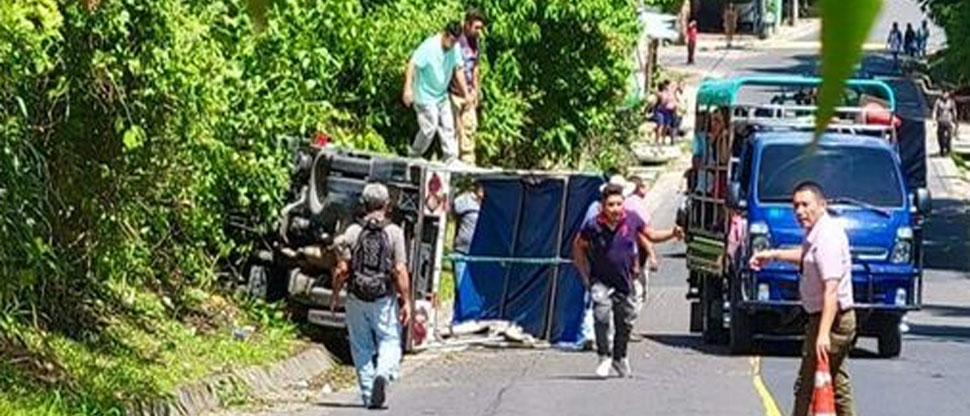 Camión de transporte de personas vuelca en San Ramón, Cuscatlán