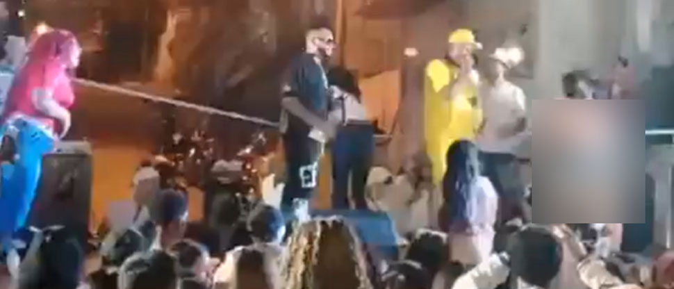 ECUADOR: Señorita perrea «como Dios la trajo al mundo» en carnaval por las fiestas julias en Guayaquil