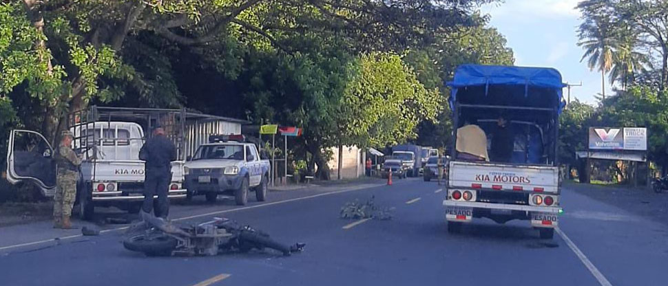 Camión pequeño y motocicleta colisionan en el desvío a la laguna de Apastepeque