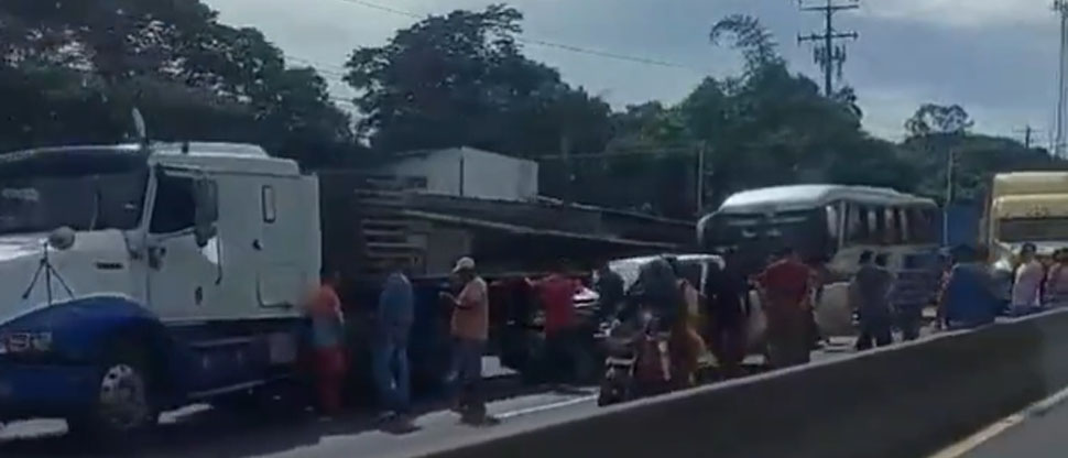 Pick up se estrella contra la parte trasera de rastra en El Congo, Santa Ana