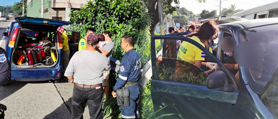Varias personas resultan lesionadas en fuerte choque entre dos carros en la Troncal del Norte