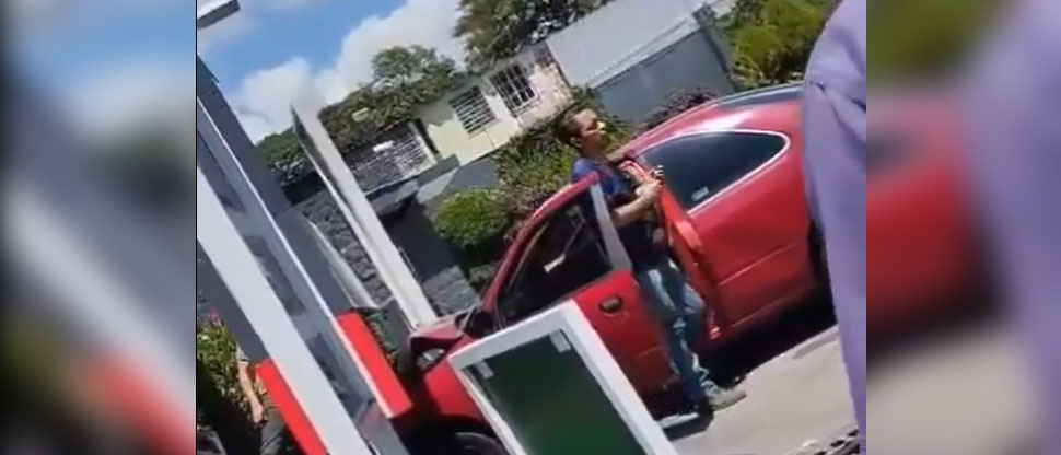 Automovilista choca contra gasolinera por evitar ser embestido por camioneta que invadió el carril