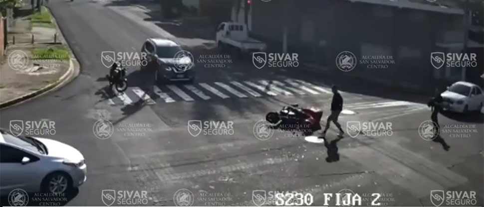 Captan instante cuando camión choca contra moto repartidora tras hacer giro a la izquierda
