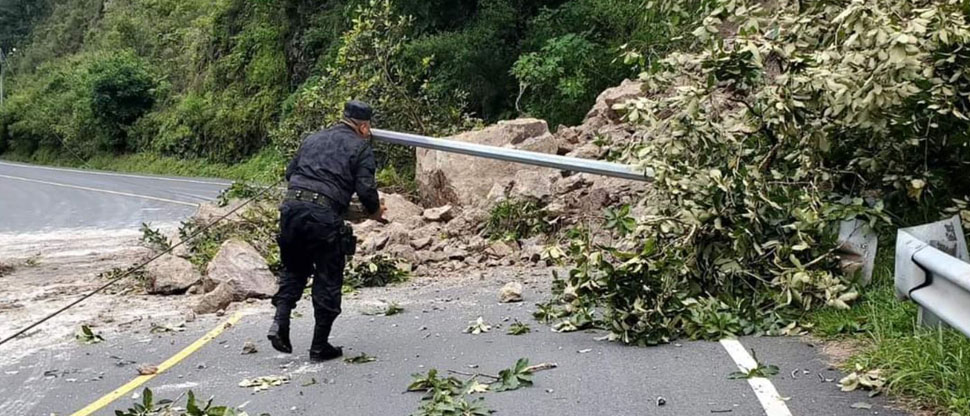 Precaución por derrumbe de tierra en carretera Trocal del Norte