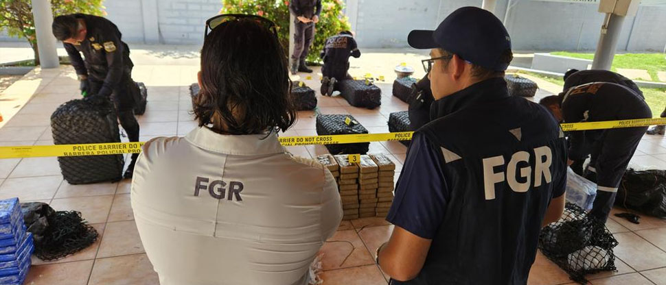 Fiscalía verifica droga incautada a ecuatorianos en Bocana del Estero El Cordoncillo de Jaltepeque