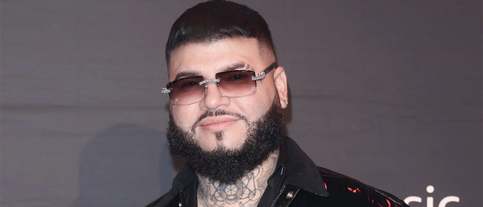 Vergonzoso momento: al cantante Farruko se le sale la peluca en pleno concierto 