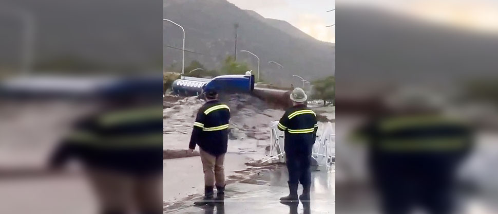 Fuerte corriente por inundaciones arrastra un tráiler en Nuevo México