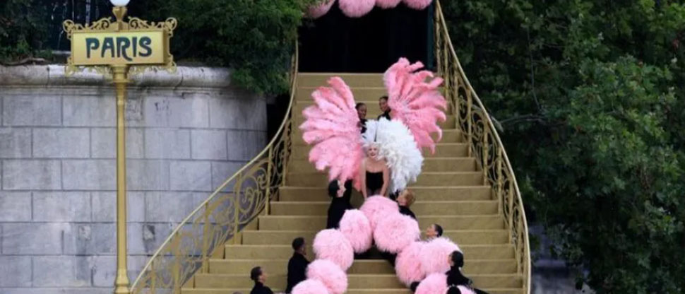 Captan fuerte caída de bailarín de Lady Gaga en inauguración de los Juegos Olímpicos 