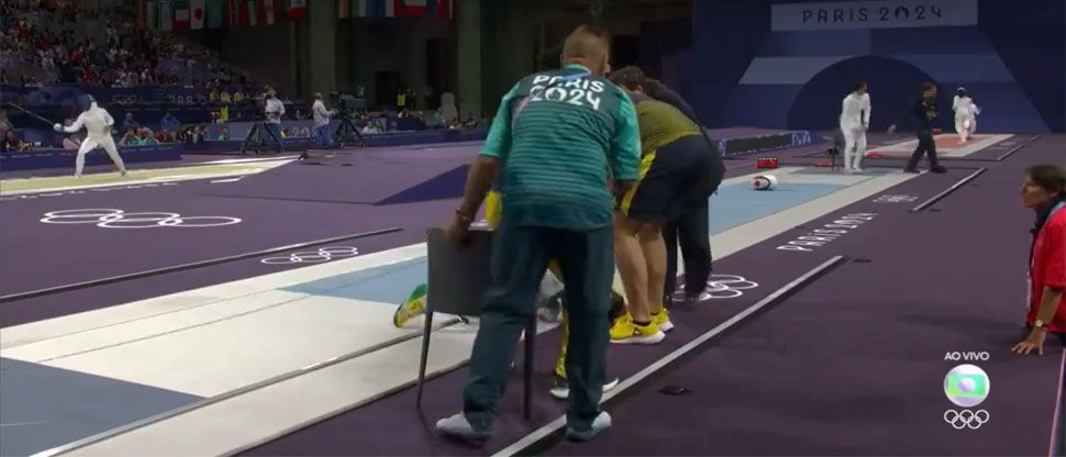 Juegos Olímpicos: Esgrimista se desmaya y entrenador que quita la silla que llevaron para sentarla