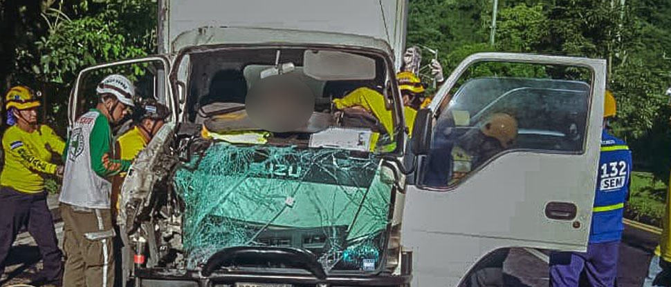 VIDEO: Estos son los angustiantes momentos del rescate de motorista atrapado en camión