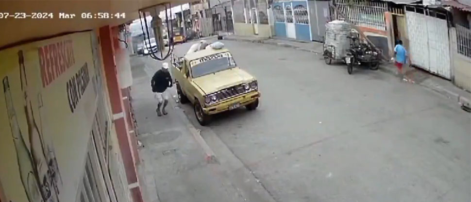 ECUADOR: Captan cuando sicarios le quitan la vida a hombre tras dejar a su hija en la escuela
