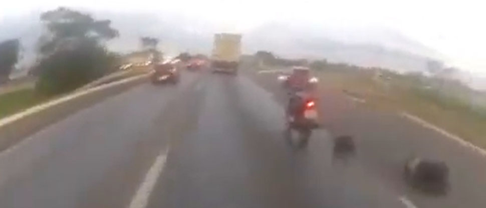 Motociclista cae al asfalto tras ser impactado por una llanta en plena carretera