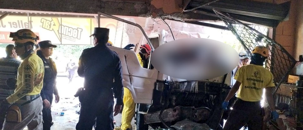 Motorista de camión y ayudante quedan atrapados tras chocar contra carwash