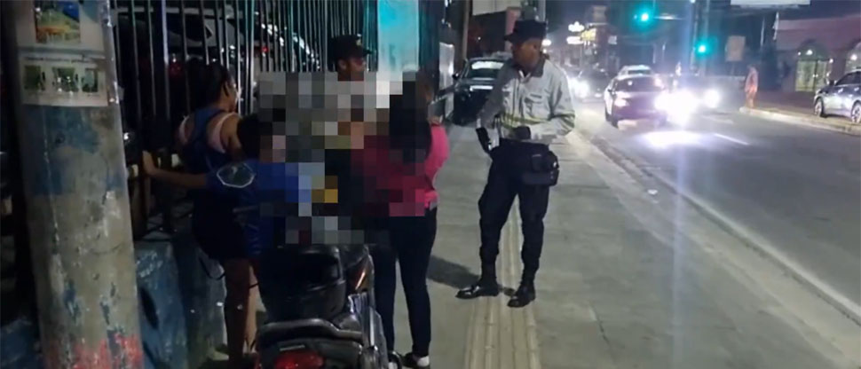 Multan a motociclista por llevar 4 personas, 2 de ellas niños, sin casco y sin licencia