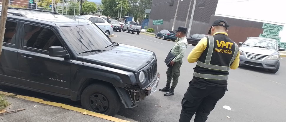 Multan a propietarios de carros estacionados en las aceras de las calles El Jabalí y Chiltiupán