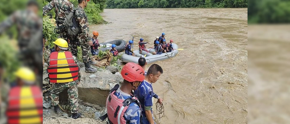 NEPAL: Al menos 60 desparecidos tras caer dos autobuses a un río